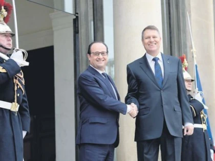 FRANCOIS HOLLANDE, PRIMIT CU ONORURI MILITARE LA COTROCENI