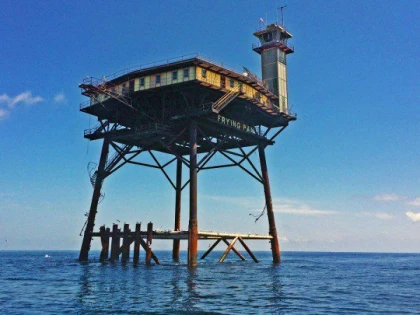 FRYING PAN TOWER, UN FOST FAR AL GARZII DE COASTA, CEL MAI PERICULOS HOTEL DIN LUME