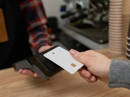„Furtul secolului“: polițiștii au prins o femeie care a furat un card și a cheltuit 90 de lei