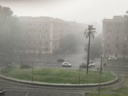 Furtună extremă la Roma. Arcul de triumf al lui Constantin a fost lovit de fulger