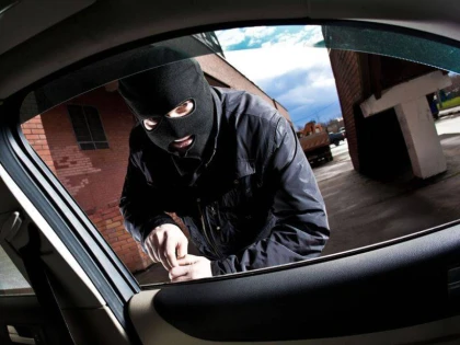 Furturile din autoturisme continuă. Un hoț a fost prins de polițiști