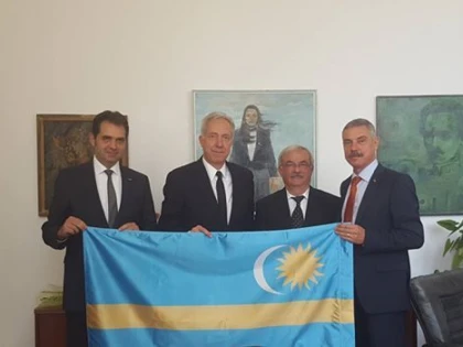 GAFĂ SAU SFIDARE ? AMBASADORUL SUA S-A FOTOGRAFIAT CU STEAGUL SECUIESC
