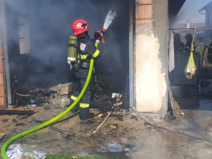 Garaj mistuit de flăcări la Zădăreni! Pompierii au reușit să salveze locuința din apropiere