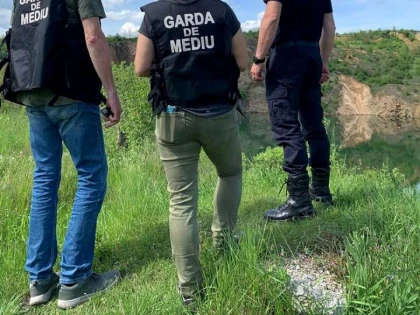 Garda de Mediu Arad a descoperit cantităţi mari de gunoaie, abandonate lângă aria protejată Pădurea Ceala