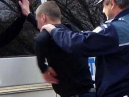 Ghinion! A vrut să fure două telefoane dintr-un imobil dar a fost prins în flagrant