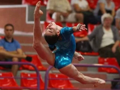 GIMNASTA ARADEANA IULIA BERAR PROMITE MEDALII NATIONALE IN TOAMNA