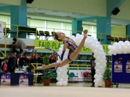 Gimnastele arădene de la ritmică încep anul la Budapesta