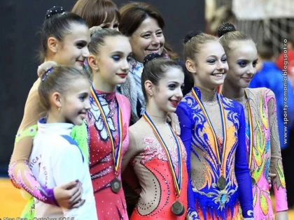 GIMNASTELE AU IMPRESIONAT PE COVORUL RITMICII, IN SERBIA SI SLOVACIA