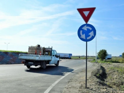GIRATORIUL DE PE CÂMPUL LINIȘTII S-A FINALIZAT ÎN PRAG DE CAMPANIE