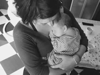 GIULIA, O MAMICA FERICITA! CE MARE SI FRUMUSEL S-A FACUT BAIETELUL EI