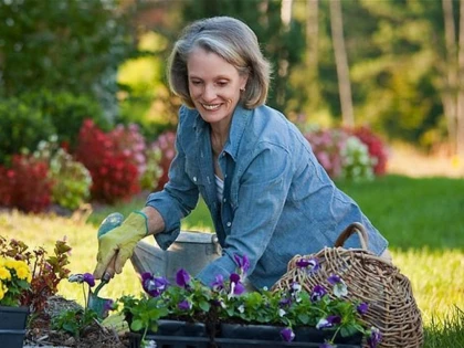 GRĂDINĂRITUL, O ACTIVITATE RELAXANTĂ LA BĂTRÂNEȚE