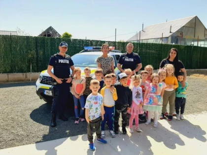 Grădinița Bambi din Mândruloc, luată cu „asalt" de polițiști