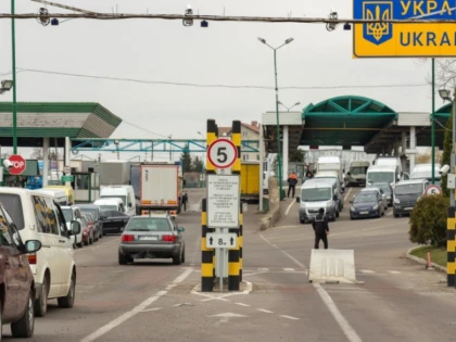 Grănicerii ucraineni au împiedicat peste 20.000 de bărbaţi să plece din ţară