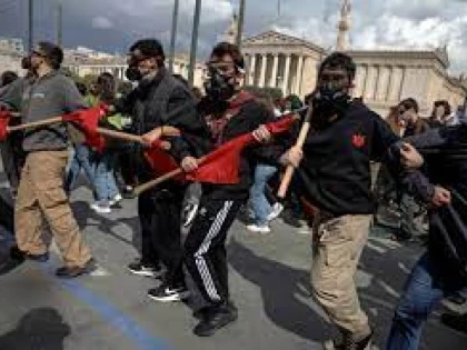 Grecia fierbe după tragedia feroviară! Mii de persoane ies în stradă