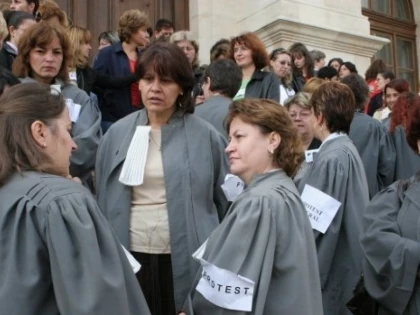 Grefierii anunță proteste, începând de astăzi
