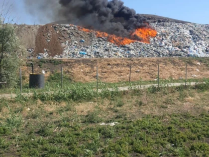 Groapa de gunoi a Aradului, din nou în flăcări