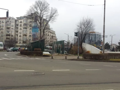 GRUPUL "SALVATI PARCUL EMINESCU": CONSTRUCTIILE METALICE DIN PARCUL „TUDOR ARGHEZI” SUNT ILEGALE!