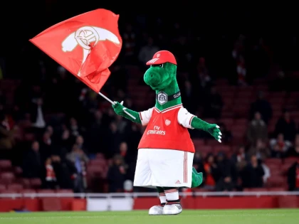 Gunnersaurus: Mesut Ozil se oferă să plătească salariul mascotei lui Arsenal