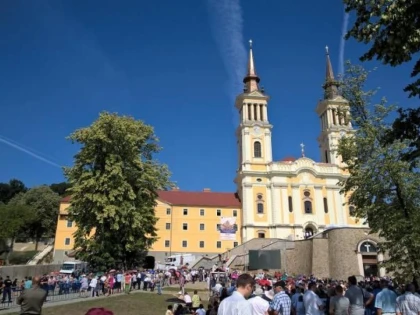 Gunoaiele rămase în podul Basilicii Maria Radna după restaurare, adunate cu ajutorul voluntarilor