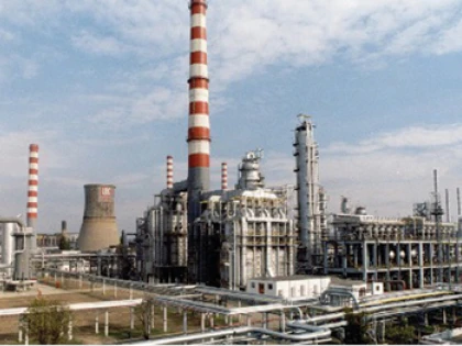 Guvernul ia în calcul redeschiderea unei rafinării. Carburanții s-au scumpit cu aproximativ 50 de bani pe litru