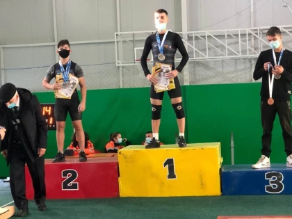Halterofilul arădean Cristian Molnar este triplu vicecampion naţional de juniori I