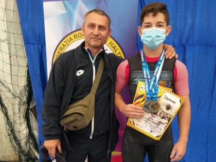 Halterofilul arădean Cristian Molnar este triplu vicecampion naţional de juniori II