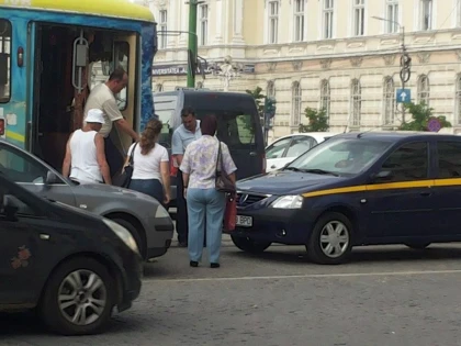 HAOS IN CENTRUL ARADULUI: CIRCULATIA TRAMVAIELOR, BLOCATA DE O MASINA PARCATA AIUREA