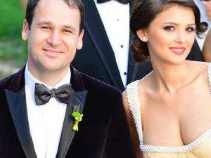 "HAPPY DIVORCE DAY"  IN LUNA INDRAGOSTITILOR CU PRIMARUL ROBERT NEGOITA