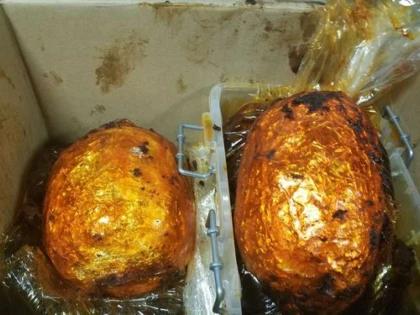 Heroină versus pui la rotisor. Cum a încercat o femeie de 61 de ani să ascundă 4 kg de heroină în avion