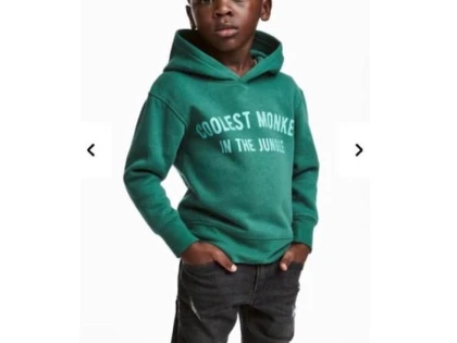 H&M, nevoită să își ceară scuze pentru o poză publicitară