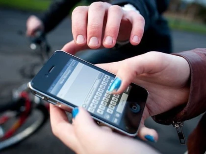 Hoață la 18 ani: o tânără din Zărand a furat un telefon mobil în valoare de 7.000 de lei