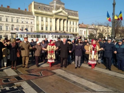 Hora Unirii, jucată pe platoul din fața Palatului Administrativ