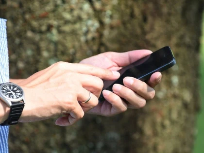 Hoț de 17 ani, prins în tren după ce a furat un telefon