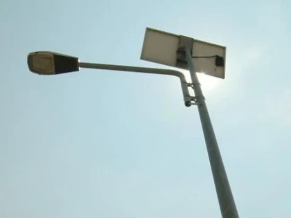HOTII S-AU ORIENTAT DUPA CORPURILE DE ILUMINAT FOTOVOLTAICE DIN PARC