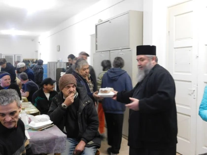 HRANA CALDA DIN PARTEA ARHIEPISCOPIEI PENTRU PERSOANELE DE LA ADAPOSTUL DE NOAPTE