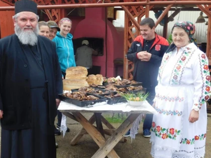 Hrană tradițională gătită de Sfintele Paști pentru zeci de familii defavorizate din Arad
