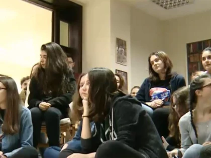 Ideea inedită a unui fost rocker devenit preot pentru a veni în ajutorul adolescenților
