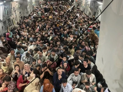 Imaginea disperării: Aproape 650 de afgani înghesuiți într-un avion