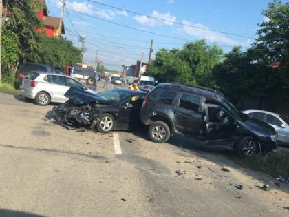 Impact violent între un Duster și un Peugeot, într-o intersecție din Arad