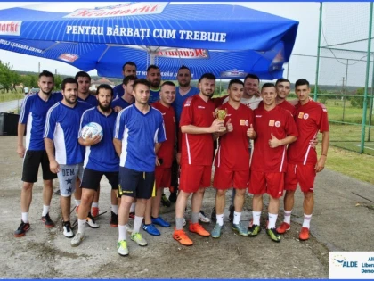 “Împreună pentru o faptă bună”. Tinerii ALDE Arad s-au întâlnit la Chislaca