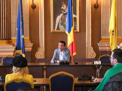 În 2023, Bibi se laudă că asfaltează străzile de pământ