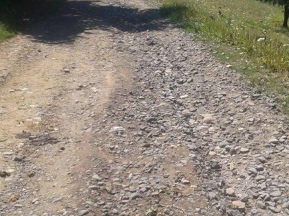 În aşa hal arată un drum judeţean din Arad, anul 2017 (FOTO)
