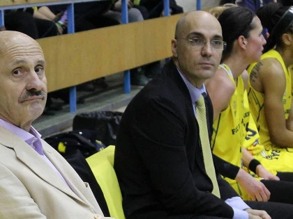 În aşteptarea antrenamentelor, Dan Moraru lucrează la broşura CS Baschet Arad