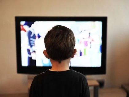 În ce țară se stă cel mai mult în fața televizorului