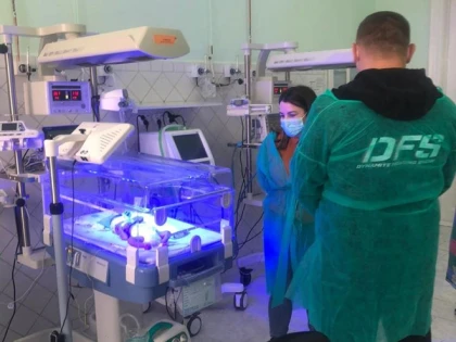 În plină epidemie de coronavirus, un ONG organizează „ședințe foto“ în secția de neonatologie a Spitalului Matern Arad