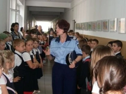 IN "SCOALA ALTFEL" POLITISTII ARADENI INFORMEAZA ELEVII DESPRE PREVENTIA JUVENILA