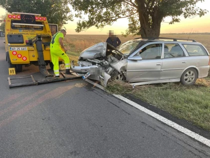 În stare gravă la spital, după ce a intrat cu mașina într-un copac pe drumul Arad - Timișoara