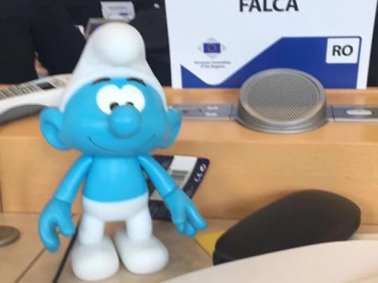 În timp ce gunoaiele fac legea în Arad, Falcă a mers la Bruxelles după un ştrumf