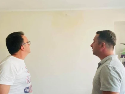 În urma anvelopărilor girate de Primăria lui Bibarț, oamenilor le plouă în case