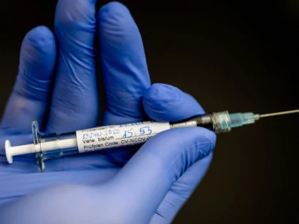 Încă un vaccin anti-COVID oprit, după îmbolnăvirea unui voluntar